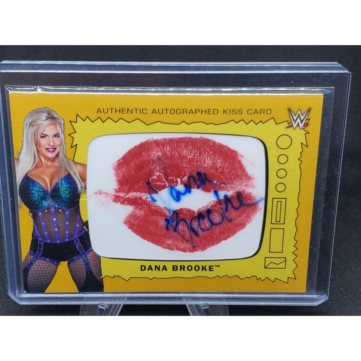 2017 Dana Brooke Kiss Card WWE Topps Heritage Gold /10